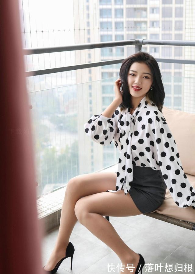 小姐姐 白底黑波点的衬衫，搭配上一条灰色高腰包臀裙，非常的时尚有韵味！