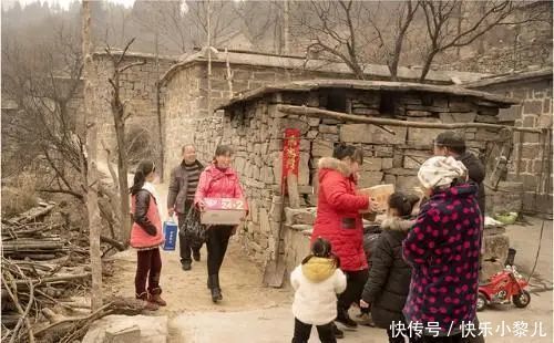 奶娃|一个奶娃8个舅舅，舅舅太多是什么体验？奶娃：我可太难了