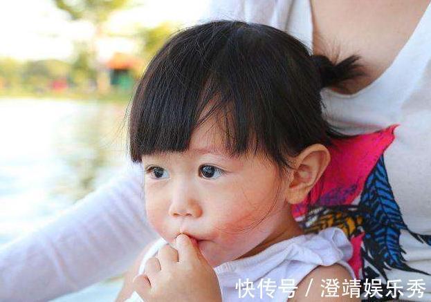 宝宝|1岁女儿喝了一口502胶水,妈妈吓得不知所措,奶奶一招解决问题