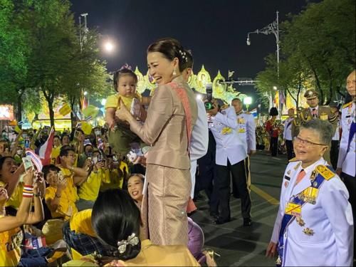 提达|诗妮娜叫板苏提达?学苏提达抱娃,展现母性一面