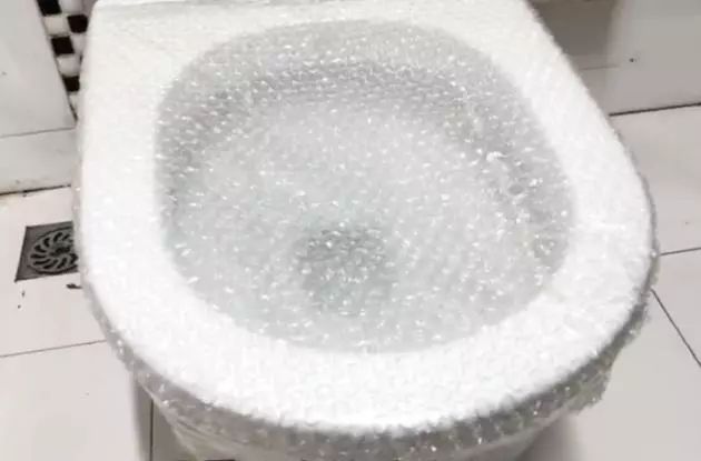 快递里的“气泡垫”别扔啦!放卫生间、厨房特实用,一年能省不少钱!
