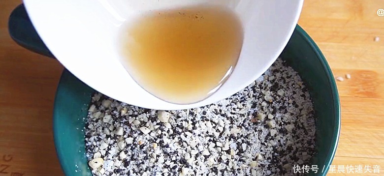 花生里放勺黑芝麻,酒店一碗38,在家做只花6元,香甜软糯好吃