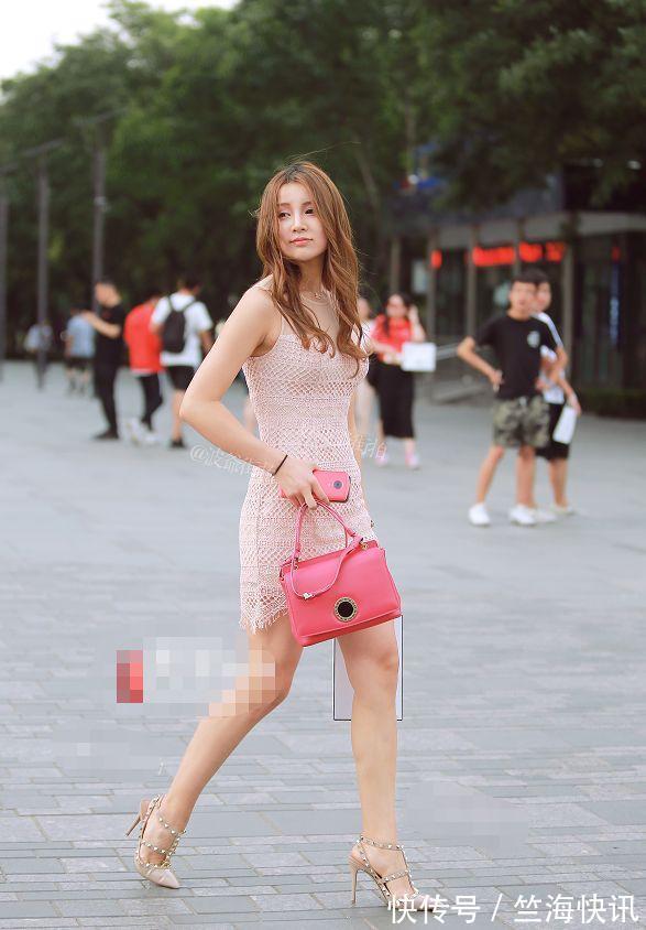 牛仔裤 黑色背心搭配修身牛仔裤,让小姐姐看起来更简洁大气