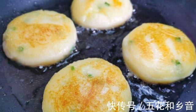 土豆|农村土豆大丰收，做一款口味独特的土豆饼，软糯拉丝，真香！