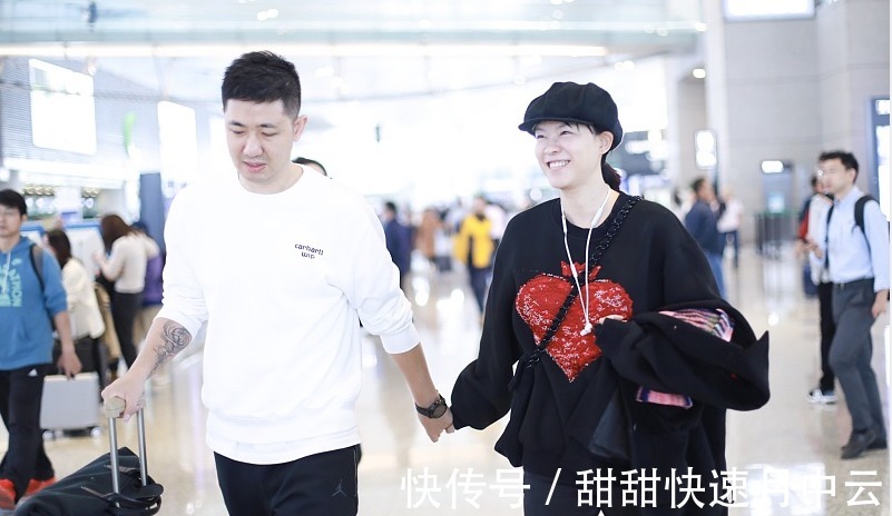 紧身裤 李艾都42岁了,可皮肤还是那么白皙,身材也好,穿黑卫衣都很减龄