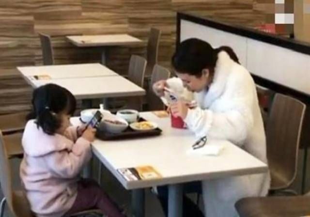 母兮鞠|母女肯德基吃饭被偷拍,看到食物差距后,网友感慨:为母则刚
