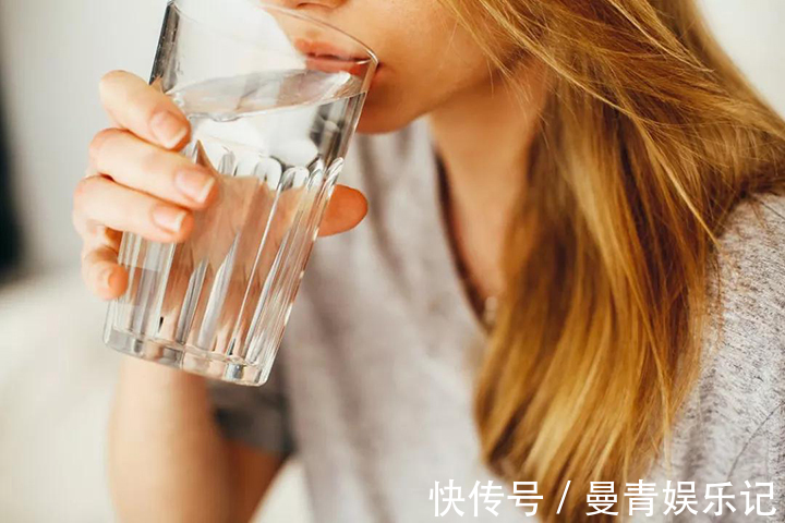 饮水量|羊水质量的好坏,决定胎儿是否健康,孕期要避免出现这些行为