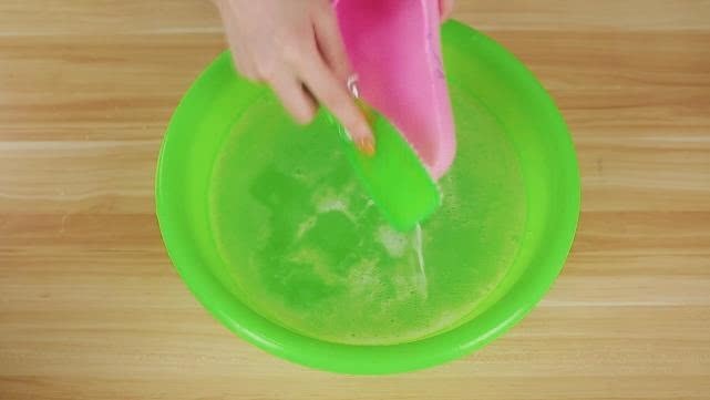 拖鞋脏了别用水洗,洗不干净,教您一招,再脏的拖鞋洗得干净如新