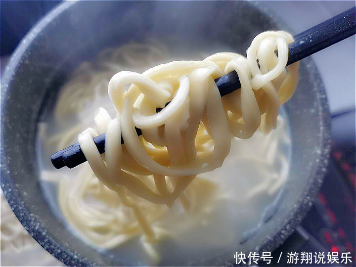 营养|做手擀面时,别再加水了!换成它,面条更筋道更有营养,还不粘连