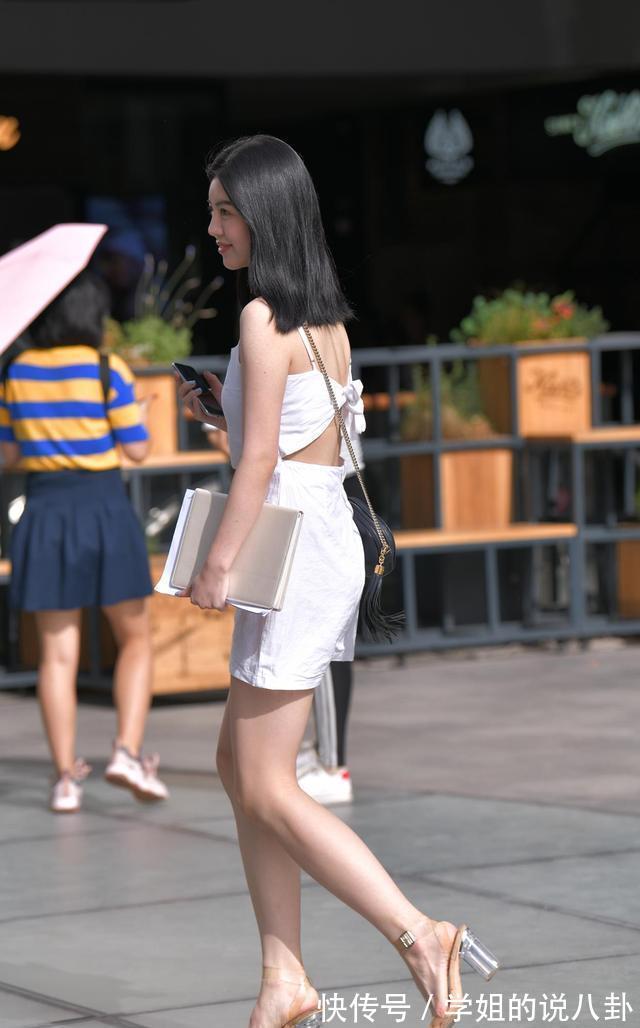 搭配|白色吊带裙搭配透明凉鞋,简约好看又显身材,还能让你清爽又凉快