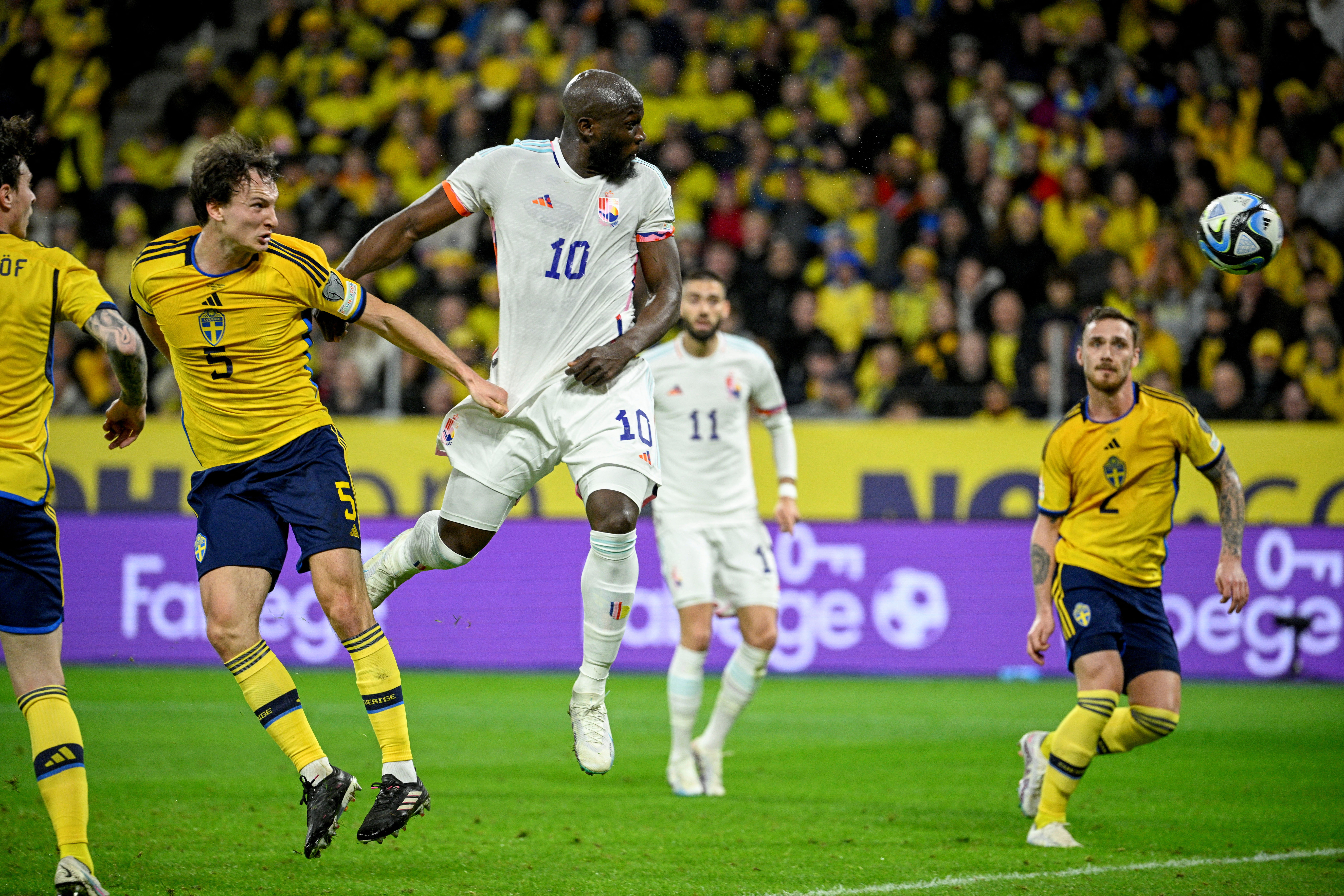 足球——欧锦赛预选赛：比利时胜瑞典
