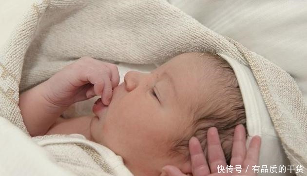 妈妈|为何宝宝抱着走不哭,一坐下就哭闹呢了解原因后就不会觉得烦了!