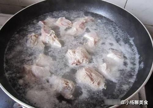无论什么肉，越焯水越脏？40多年老厨：多加1步脏东西自己出来