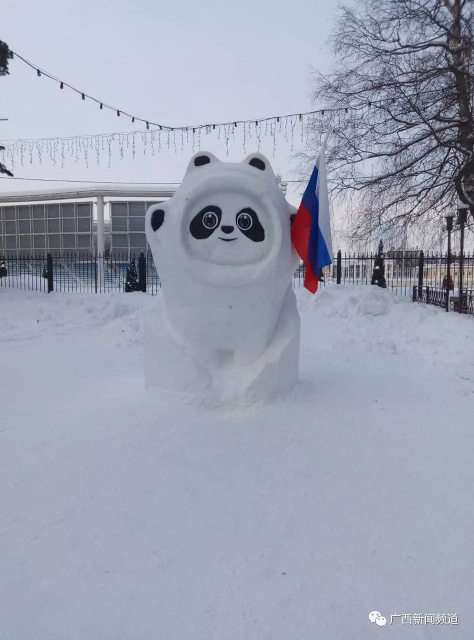 雪雕|俄罗斯公园现800公斤冰墩墩雪雕 民众求合影直呼“可爱”