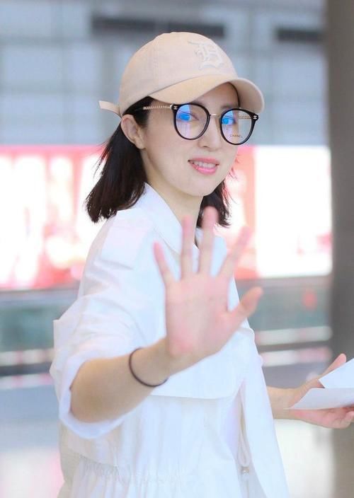 白色|白色的风衣搭配T恤，时尚又亮眼，给人如沐春风的感觉！