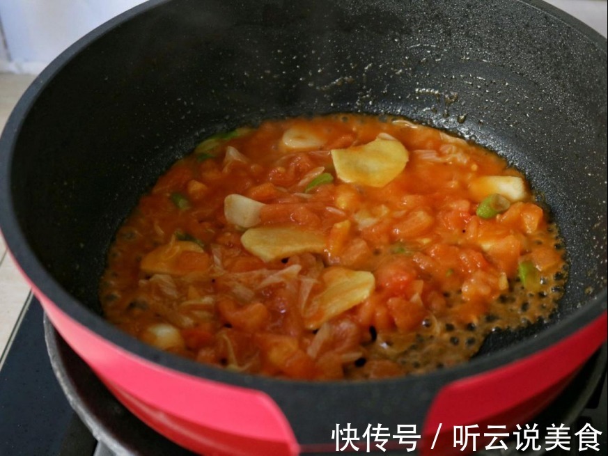 番茄鱼家常做法，鱼片滑嫩如豆腐，汤汁酸爽开胃！