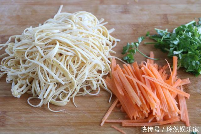 2勺|年夜饭不能少的凉拌菜,解腻又下酒,现做现吃很鲜美