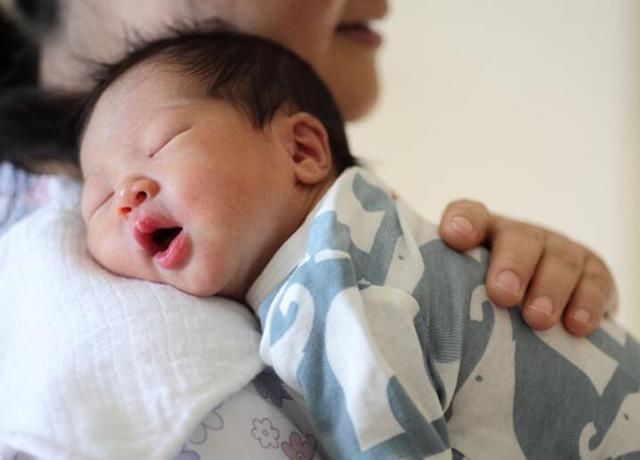 小宝宝|宝宝出生第一个月，这3种情况在家就能处理，新手妈妈别总跑医院