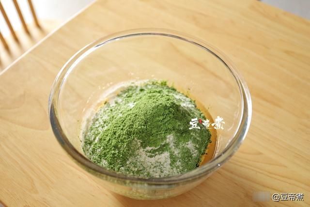 抹茶|中秋节给亲戚朋友做的小清新月饼，造型好看味道清香怎么吃也不腻