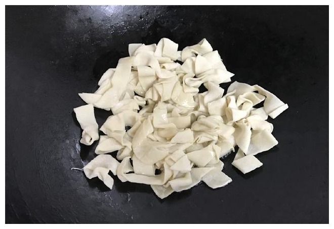 吃剩的饺子皮这么做，既当饭又当菜，老妈也直夸我真能干