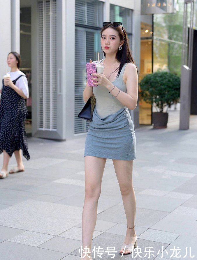 修身的针织短裙设计,横跨一个包包,突显身材