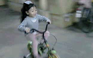 |搞笑GIF:哈哈,妹子你确定是在做俯卧撑吗?