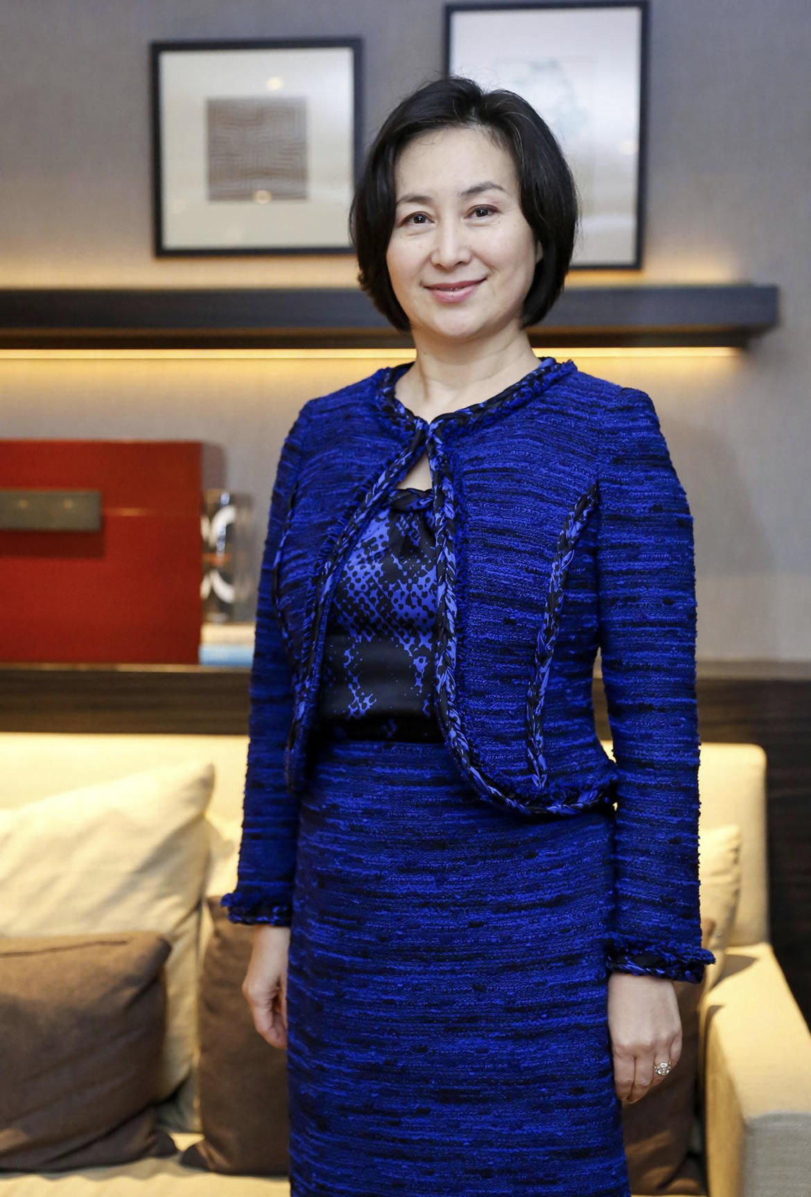 利落|何超琼不愧是“名门闺秀”，粉色上衣配短裤利落大气，减龄优雅