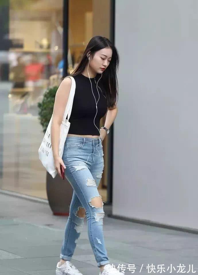 牛仔裤 时尚可爱的小姐姐,破洞牛仔裤穿搭走在街上格外的时尚优雅
