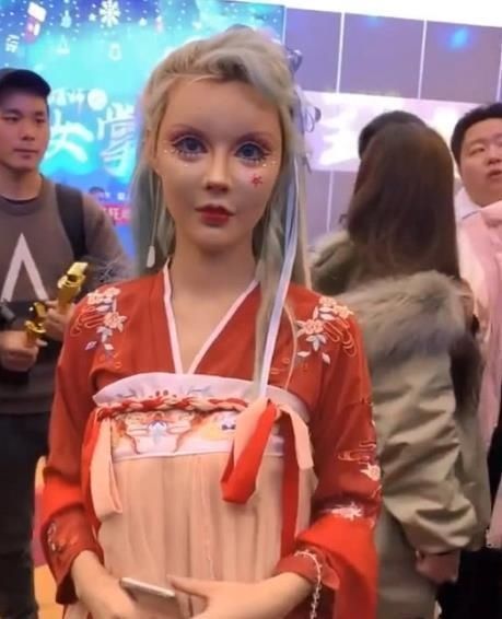 真人芭比|“汉服”谁穿谁好看当迪丽拉穿在身上的那一刻，网友拔刀吧