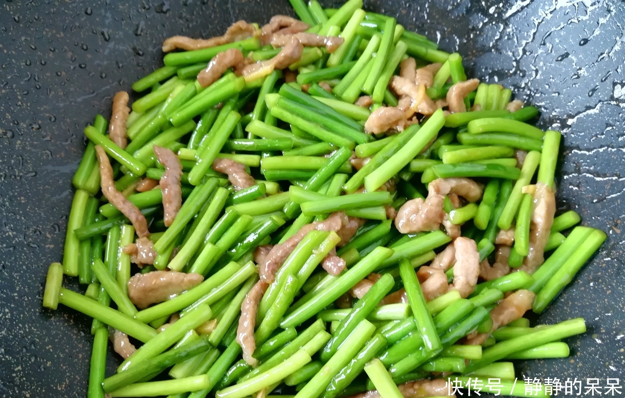 蒜薹炒肉丝的家常做法，教你小技巧，蒜苔入味，肉丝滑嫩不柴