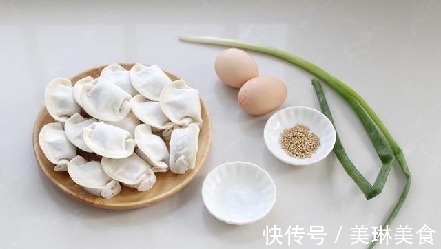 吃饺子不用水煮,加鸡蛋煎一煎,营养翻倍味道好,孩子天天点名要