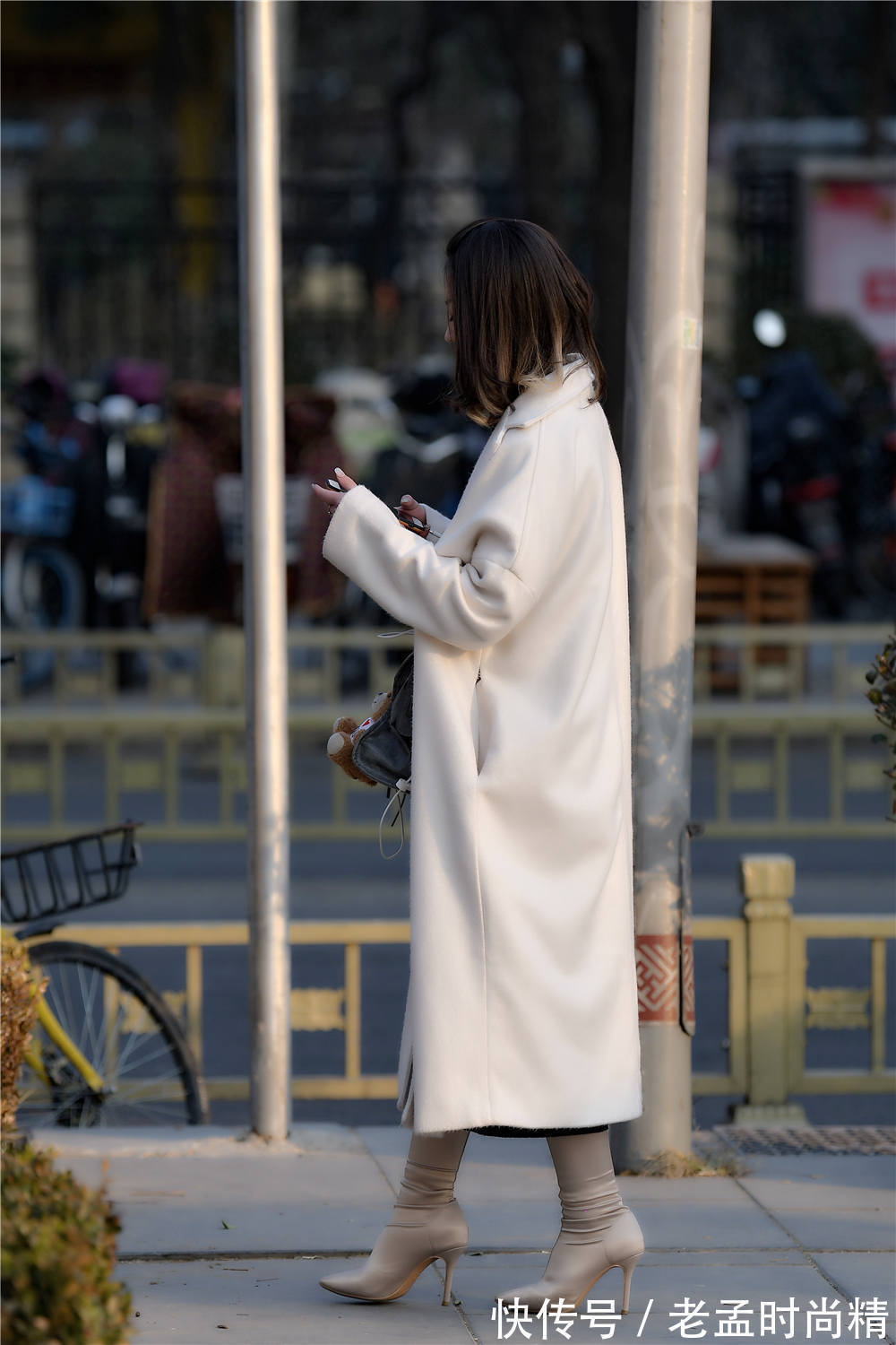 冬季 灰色丝绒尖头细跟短靴,搭配灰色大衣,简约的冬季穿搭