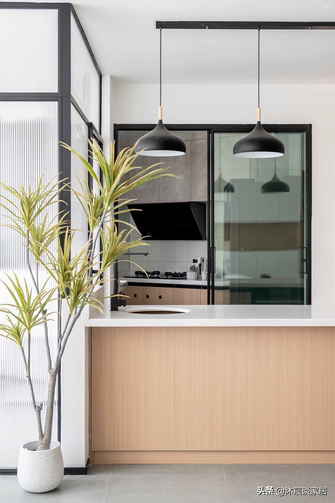 吧台|重庆夫妻的新家,因太会装修而走红,凭白墙与原木就让家温馨治愈