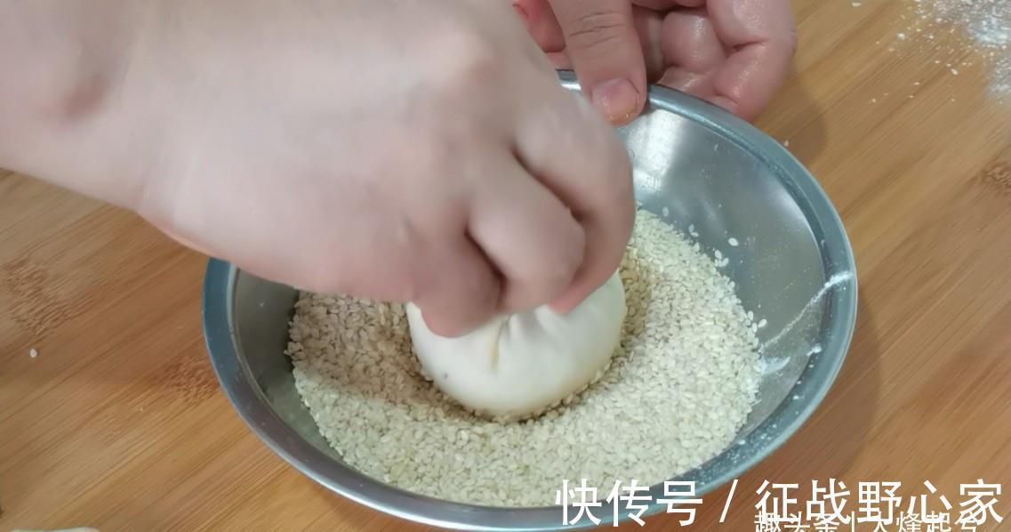 油酥|芝麻酥饼在家简单做,外酥里软又香甜,不用烤箱也可以酥得掉渣