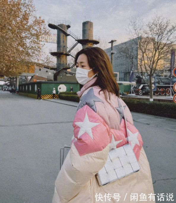 斜挎包|刘雯买菜也不低调,穿近3万羽绒服背1万8包,看着臃肿却不显胖