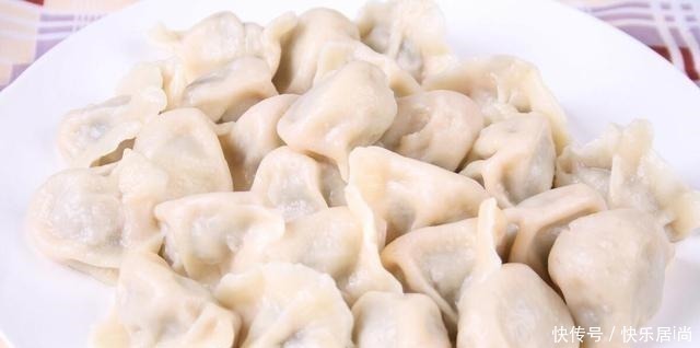 煮速冻饺子时,最怕开水下锅,牢记3个技巧,饺子不破皮不露馅