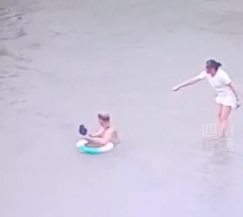 搭救|女子带孩子野外玩水，沉迷玩手机导致孩子被冲走，追了两步不追了