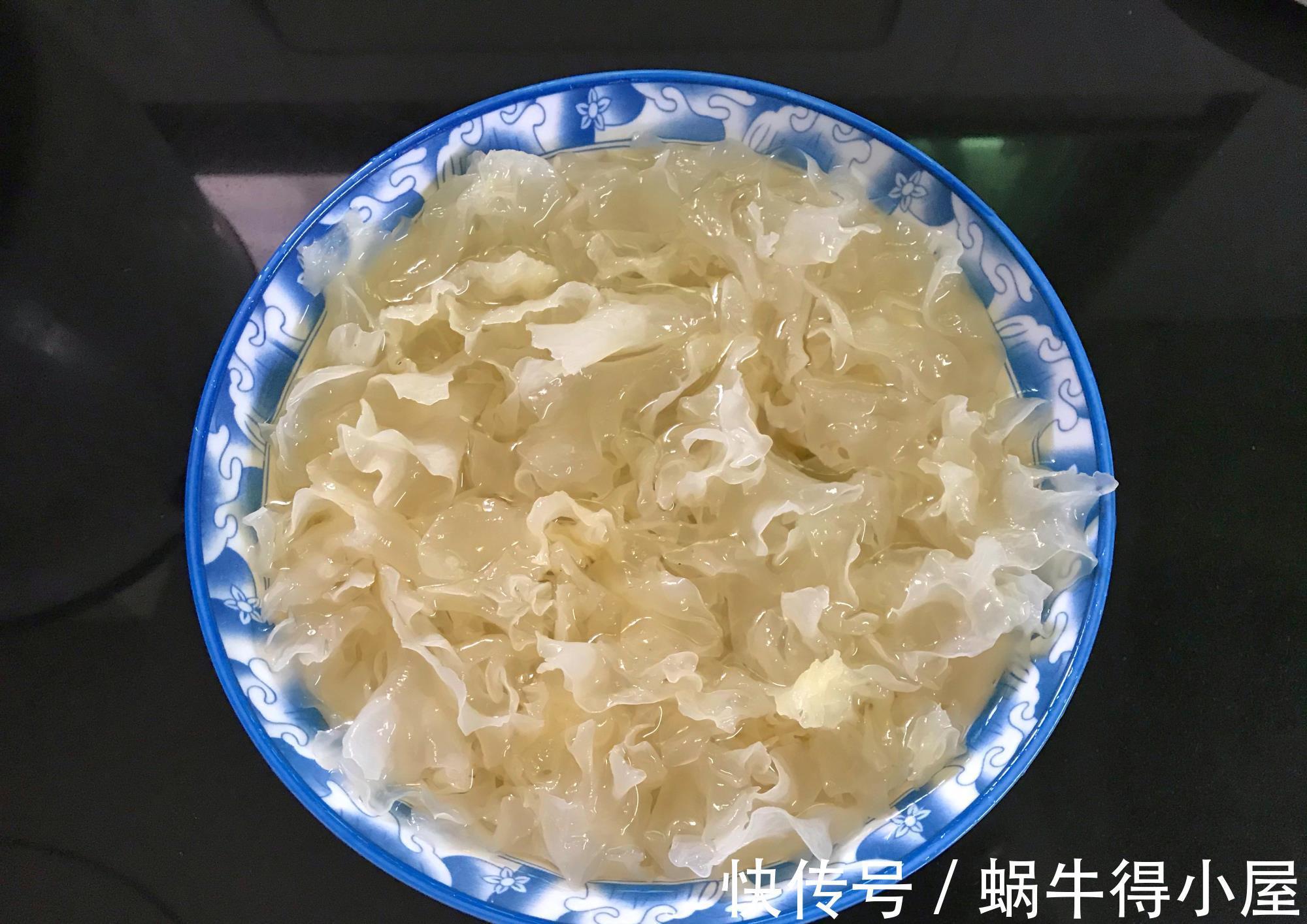 食材|夏天,女人要多喝此甜羹,三种食材一起炖,营养滋润,面膜都省了