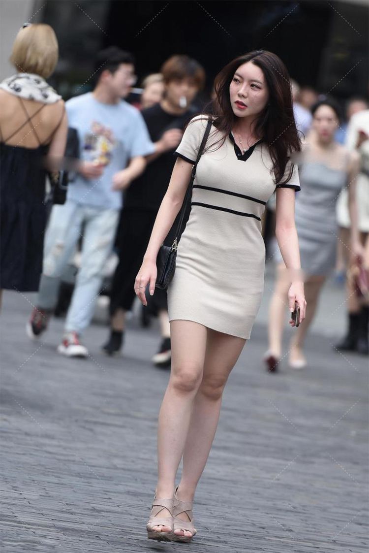 街拍|街拍：美女搭配高跟鞋，秀出优雅新姿态书易