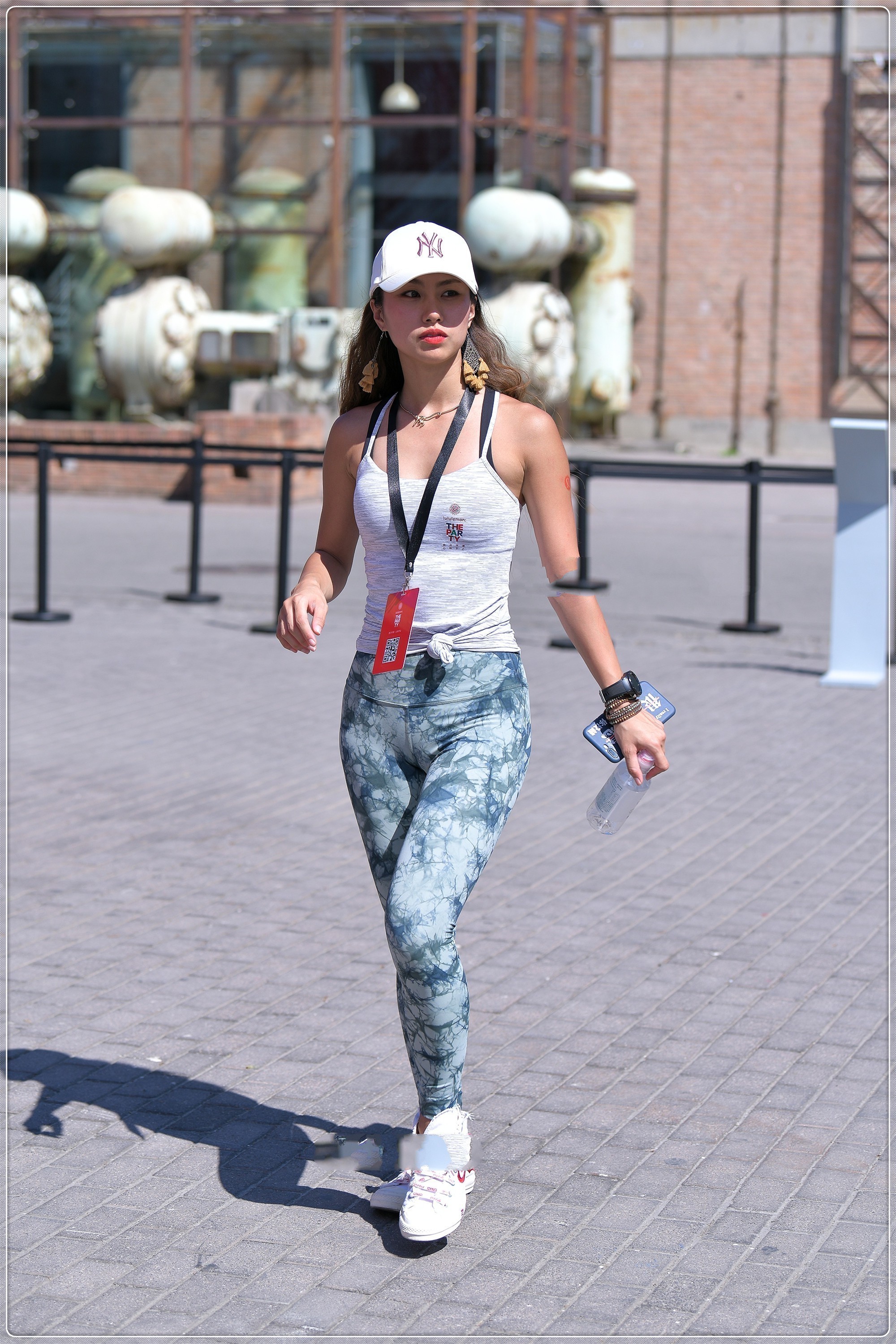 好身材 浅灰色背心搭配迷彩健美裤,清凉舒适,凸显好身材