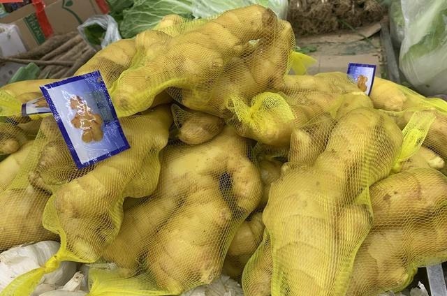 生姜别再放冰箱了，老农教你一招，随吃随取，怎么放都不干