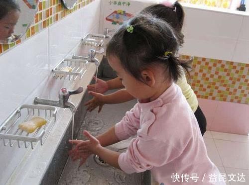 孩子|爸爸给女儿梳头发现“小米粒”，送去就医后，检查结果让他后怕