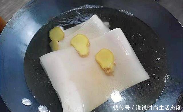 做猪皮冻时,直接煮就“废”了!多加这1步,皮冻更透亮,没腥味!