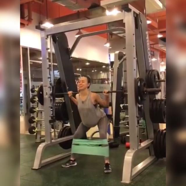 健身|怀孕9个月准妈妈妈举杠铃,挺着孕肚做深蹲火了,网友:也太绝了