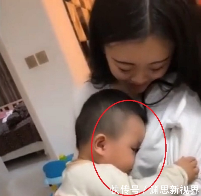 奶瓶|宝宝断奶半个月,在小姨怀里的表情亮了,妈妈我不要面子的吗