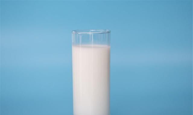 宝妈|宝宝多大可以喝牛奶?喝太早、喝不对,没补充好营养反伤害身体