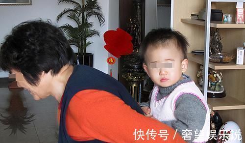 孩子|孩子小时候跟谁睡最好？三种选择的影响各不相同，你会选哪个？