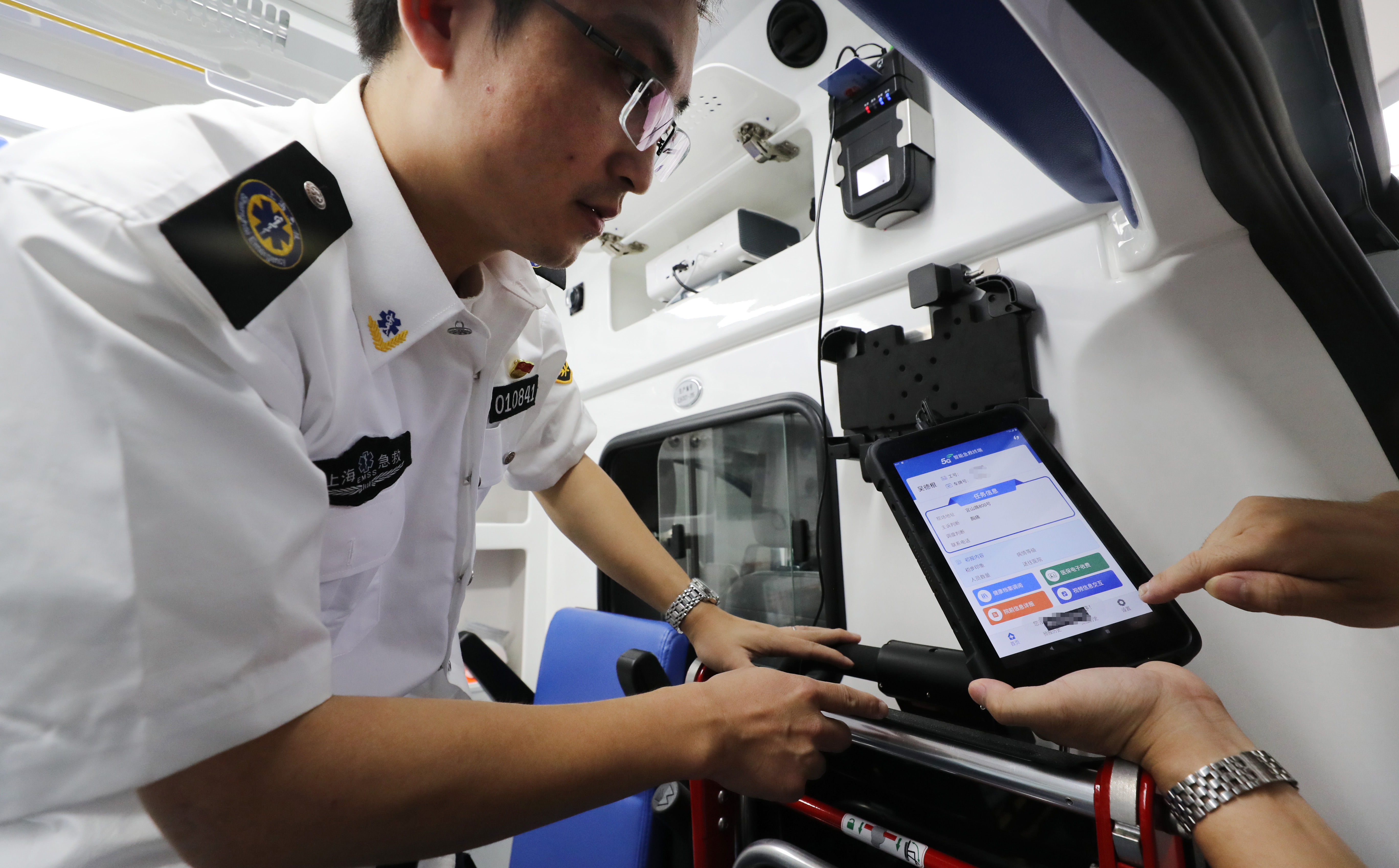 投用|“上车即入院”！上海35辆5G急救车集中投用