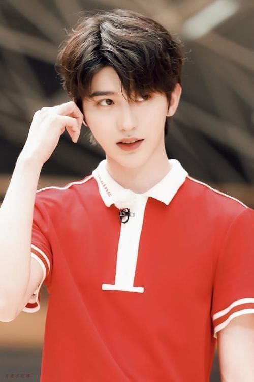 镜头|跑男上“最大牌”的艺人,不顾镜头公开玩手机,导演却不敢吭气