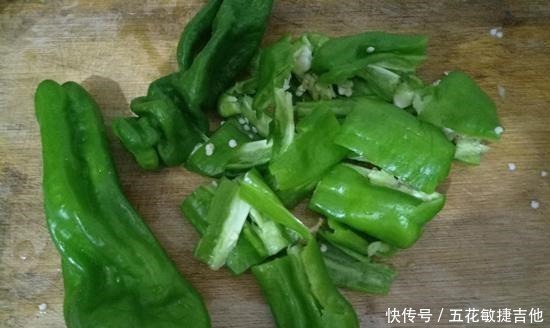 这样,青椒,好吃却不辣,孩子们很喜欢,每次上桌都要吃